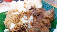 Kalau lapar tengah malam, bisa coba Nasi Uduk Pasar Thomas di daerah Jakarta Pusat. Nasi uduk ini punya tekstur pulen dan dimakan bersama sambel kacang. Bisa bebas pilih lauk seperti udang dan ayam. Harganya sekitar Rp 17 ribuan. Foto : detikfood (Yenny)