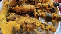 Di Bekasi ada Warung Nasi Uduk Ayam Goreng Mat Lengket yang menawarkan nasi uduk sederhana dengan ciri khas lauk ayam kampung.  Seporsi nasi uduk dengan ayam goreng dibanderol dengan harga Rp 25 ribuan saja. Foto : Instagram @jktfoodbang