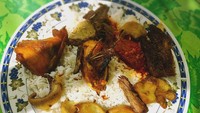 Buka dari jam 10 pagi, nasi uduk Kakek H Suryadi ini sudah mulai berjualan sejak 1950. Menawarkan sajian nasi uduk dengan lauk lengkap yang harganya dibanderol Rp 25 ribuan. Foto : Frasiscus