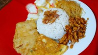 Di kawasan Jakarta Pusat, ada Nasi Uduk Bu Nar yang buka sejak pagi. Menawarkan seporsi nasi uduk dengan lauk bihun goreng, orek tempe, telur dadar, hingga gorengan dengan harga terjangkau. Foto : Suci Afriani 