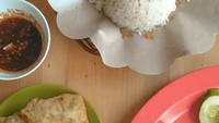 Di dekat Bandara Halim Perdanakusuma, Jakarta, ada gerai nasi uduk yang bisa disambangi namanya Nasi Uduk Bonchang. Bisa pilih lauk sendiri, namun yang paling favoritnya tempe selimut dan bebek goreng.  Foto : Anca Syah 