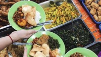 Nasi uduk enak bisa ditemukan di Nasi Uduk Ibu Sumi yang terletak di Mangga Dua. Mereka menawarkan lauk beragam mulai dari tempe orek sampai semur jengkol. Rata-rata seporsinya dihargai  Rp 30 ribu. Foto : Instagram @nasiudukibusum_ 