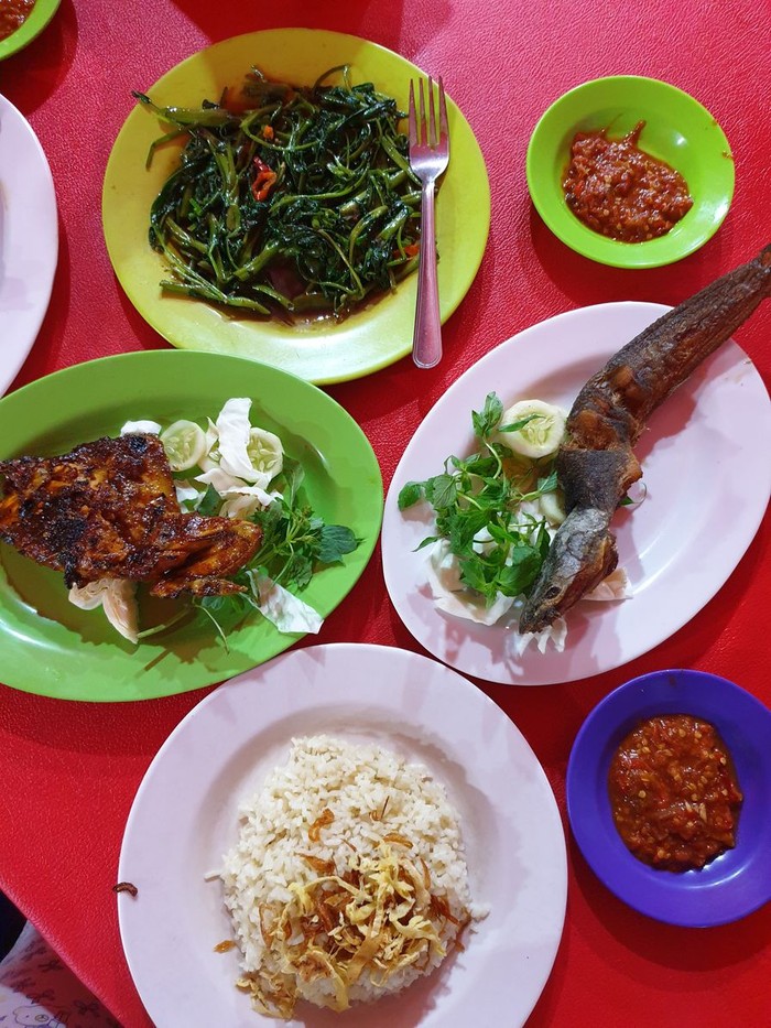 Gurih Mantap! 20 Nasi Uduk dengan Lauk Enak Ada di Sini Gurih Mantap! 20 Nasi Uduk dengan Lauk Enak Ada di Sini