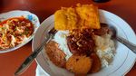 Gurih Mantap! 20 Nasi Uduk dengan Lauk Enak Ada di Sini