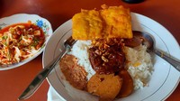 Sejak dibuka pada tahun 1973, warung nasi uduk Bag Uwan ini menawarkan sajian nasi uduk yang bisa ditambah dengan lauk semur jengkol, perkedel, sampai  babat goreng. Harganya mulai dari Rp 17 ribuan. Foto : Kokoheri Purwanto