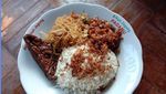 Gurih Mantap! 20 Nasi Uduk dengan Lauk Enak Ada di Sini