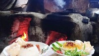 Bisa makan nasi uduk Betawi yang dimasak santan dan rempah di Nasi Uduk Ibu Yoyo. Seporsinya sudah ada tambahan lauk ayam goreng dan semur tahu. Dibanderol dari Rp 8 ribuan. Foto : @nasiudukibuyoyo