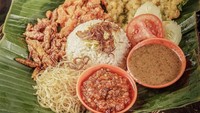Bisa pesan nasi uduk yang tak kalah enak di warung makan modern ini. Uduk Bro punya beberapa paket nasi uduk yang punya lauk lengkap. Harganya mulai dari Rp 19.900 saja. Bisa ditemui di daerah Tebet. Foto : Instagram @udukbro.