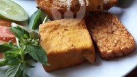 Bisa pesan nasi uduk yang dibungkus daun di Nasi Uduk Gandaria. Nasi uduknya dihargai Rp 3 ribuan saja. Akan semakin lengkap jika ditambah lauk berupa ayam goreng (Rp 13 ribu), gurame goreng (Rp 25 ribu),  tahu dan tempe. Foto : gofood