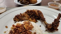 Kalau ke Mangga Besar, Jakarta, bisa mencicipi Nasi Uduk Gang Buni yang terkenal dengan ayam goreng gurihnya. Bisa juga pesan menu lain yang tak kalah menarik seperti tahu tempe dan semur jengkol. Seporsinya kira-kira Rp 20 ribuan. Foto : @ayamgorengbuni