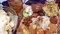 Menikmati seporsi nasi uduk khas Betawi dengan aneka macam lauk pauk bisa di Nasi Uduk Baba. Lauknya ada ayam goreng, telur balado, dan tentu semur jengkol. Mereka buka dari jam 18:00 sampai tengah malam. Foto : Instagram @nasiudukbaba