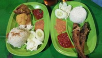 Nasi uduk dengan lauk ayam hingga lele goreng bisa dicoba di Nasi Uduk Ok. Agar santapan semakin lengkap, bisa ditambah tahu tempe goreng. Lauk nasi uduk dengan ayam dibanderol sekitar Rp 20 ribuan. Foto : Dika & Opik