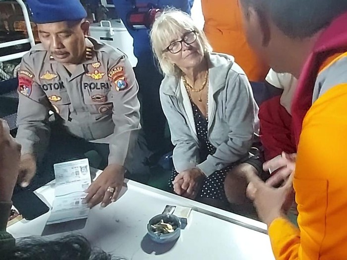 Hanna saat menceritakan bagaimana mesin mereka mati ke Basarnas.