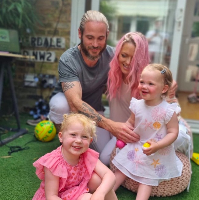 Beruntung ada teman Hannah yang berbaik hati untuk menampung Hannah dan keluarganya untuk tinggal di kantornya. Hannah memiliki dua putri dari hubungannya dengan pelatih kebugaran Adam Thomas. (Foto: Instagram/@hannahspearritt)