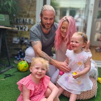 Beruntung ada teman Hannah yang berbaik hati untuk menampung Hannah dan keluarganya untuk tinggal di kantornya. Hannah memiliki dua putri dari hubungannya dengan pelatih kebugaran Adam Thomas. (Foto: Instagram/@hannahspearritt)