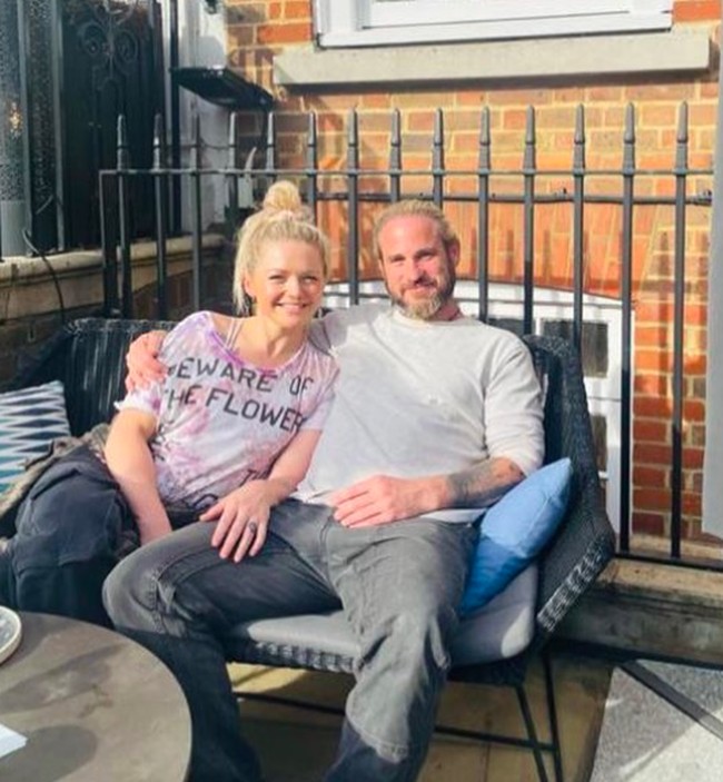 Keluarga Hannah menempati sebuah ruangan yang dimanfaatkan untuk segala kegiatan. Kami menggunakannya sebagai ruang tamu, bisa jadi tempat kerja sekaligus area anak-anak bermain. Tempat tidur mereka juga di sana, tambahnya. (Foto: Instagram/@hannahspearritt)