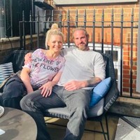 Keluarga Hannah menempati sebuah ruangan yang dimanfaatkan untuk segala kegiatan. Kami menggunakannya sebagai ruang tamu, bisa jadi tempat kerja sekaligus area anak-anak bermain. Tempat tidur mereka juga di sana, tambahnya. (Foto: Instagram/@hannahspearritt)