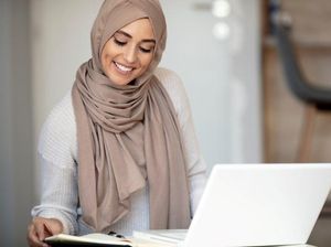 8 Tips Memilih Bahan Kerudung yang Nyaman dan Anti Gerah