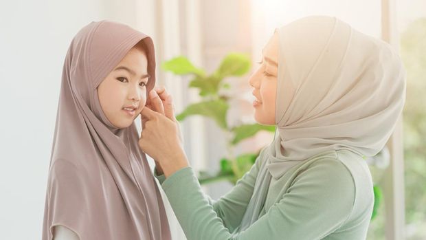 Hari Hijab Sedunia 2023 jatuh pada 1 Februari. Hari Hijab Sedunia diperingati sebagai bentuk penghormatan dan kampanye solidaritas kepada wanita Muslim.