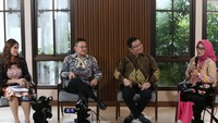 Head of Regional Marketing Agung Podomoro Karawang Emil S Utomo, Pemilik Unit Kertabumi Executive Residence Irma Purnamasari, dan Presiden Direktur Era Indonesia Darmadi Darmawangsa saat acara webinar di Clubhouse Kertarajasa Kota Kertabumi Karawang.