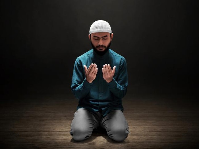 Muslim man praying in the mosque
