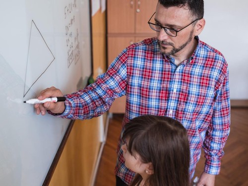 Ilustrasi guru menjelaskan rumus segitiga