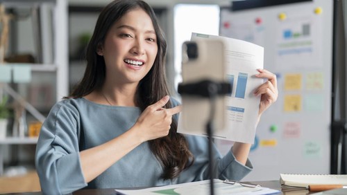 Virtual meeting dengan HP.