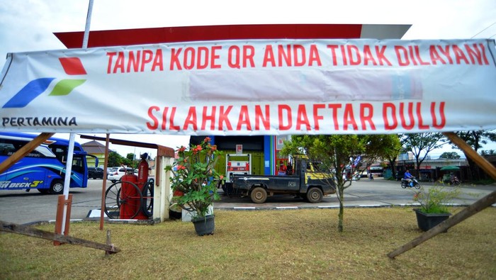 IMPLEMENTASI PENUH SUBSIDI TEPAT BBM JBT Pengendara menunjukkan kartu kode QR saat membeli BBM bersubsidi di SPBU Kota Payakumbuh, Sumatera Barat, Senin (30/1/2023). PT Pertamina Patra Niaga mengimplementasikan penuh program subsidi BBM Jenis BBM Tertentu (JBT) menggunakan QR code di area Sumbagut untuk pertama kalinya di kota Payakumbuh, agar pendistribusian BBM subsidi termonitor, tepat sasaran dan tepat volume. ANTARA FOTO/Iggoy el Fitra/aww.