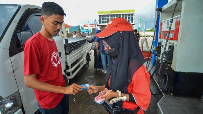 Pengendara menunjukkan kartu kode QR saat membeli BBM bersubsidi di SPBU Kota Payakumbuh, Sumatera Barat, Senin (30/1/2023). PT Pertamina Patra Niaga mengimplementasikan penuh program subsidi BBM Jenis BBM Tertentu (JBT) menggunakan QR code di area Sumbagut untuk pertama kalinya di kota Payakumbuh, agar pendistribusian BBM subsidi termonitor, tepat sasaran dan tepat volume. ANTARA FOTO/Iggoy el Fitra/aww.