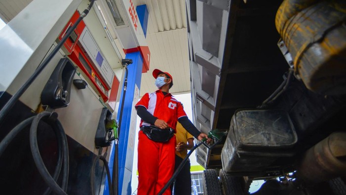 IMPLEMENTASI PENUH SUBSIDI TEPAT BBM JBT Pengendara menunjukkan kartu kode QR saat membeli BBM bersubsidi di SPBU Kota Payakumbuh, Sumatera Barat, Senin (30/1/2023). PT Pertamina Patra Niaga mengimplementasikan penuh program subsidi BBM Jenis BBM Tertentu (JBT) menggunakan QR code di area Sumbagut untuk pertama kalinya di kota Payakumbuh, agar pendistribusian BBM subsidi termonitor, tepat sasaran dan tepat volume. ANTARA FOTO/Iggoy el Fitra/aww.