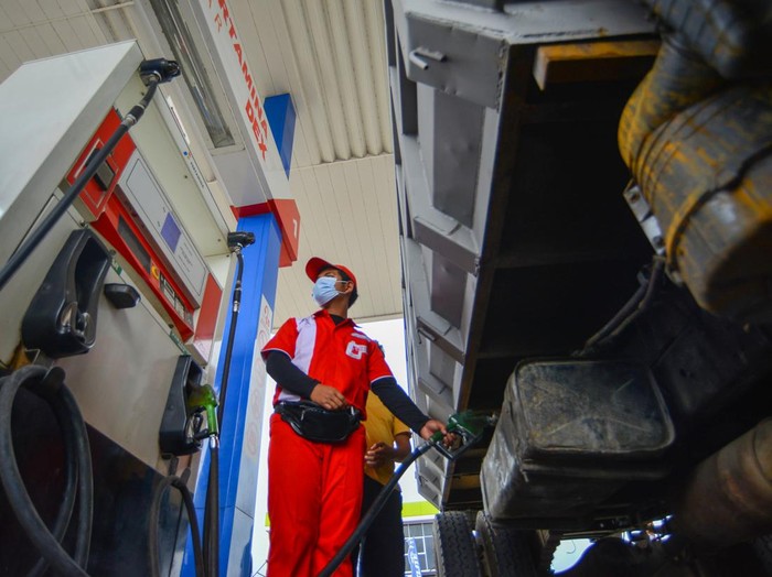 Pengendara menunjukkan kartu kode QR saat membeli BBM bersubsidi di SPBU Kota Payakumbuh, Sumatera Barat, Senin (30/1/2023). PT Pertamina Patra Niaga mengimplementasikan penuh program subsidi BBM Jenis BBM Tertentu (JBT) menggunakan QR code di area Sumbagut untuk pertama kalinya di kota Payakumbuh, agar pendistribusian BBM subsidi termonitor, tepat sasaran dan tepat volume. ANTARA FOTO/Iggoy el Fitra/aww.