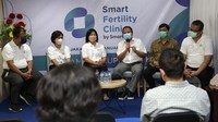 dr. Ferry Aryo, MARS, MM Direktur RS Primaya Bekasi Utara, dr. Petra Ade Paramita Lestari Direktur RS Primaya Evasari, Leona A. Karnali selaku CEO Primaya Hospital Group, Prof. Dr. dr. Budi Wiweko, SpOG, SubspFER, MPH Founder Smart IVF, Dr. dr. Raden Muharam, SpOG, SubspFER President Elect Perfitri, Ade Gustian Yuwono selaku Direktur Utama PT. Anugerah Bangsa Indonesia saat konferensi pers di Jakarta, Senin (30/1/2023).