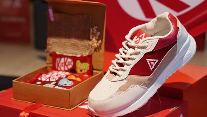 Ini Sepatu Khusus Sambut Valentine Brand sepatu lokal asal Solo, Aerostreet merilis sepatu edisi khusus untuk merayakan hari kasih sayang. Mereka berkolaborasi dengan Kitkat.
