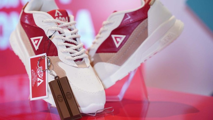Ini Sepatu Khusus Sambut Valentine Brand sepatu lokal asal Solo, Aerostreet merilis sepatu edisi khusus untuk merayakan hari kasih sayang. Mereka berkolaborasi dengan Kitkat.