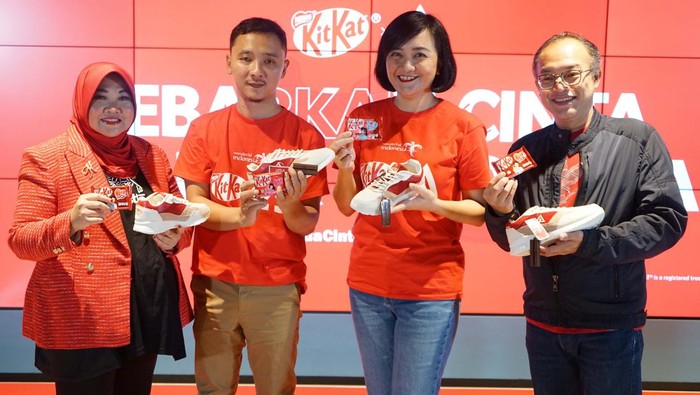 Ini Sepatu Khusus Sambut Valentine Brand sepatu lokal asal Solo, Aerostreet merilis sepatu edisi khusus untuk merayakan hari kasih sayang. Mereka berkolaborasi dengan Kitkat.