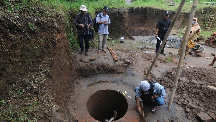 Ini Sumur yang Diduga Bagian dari Pemukiman Mataram Kuno Tim Pusat Riset Arkeologi Prasejarah dan Sejarah Badan Riset dan Inovasi Nasional (BRIN) mengumpulkan data awal terhadap temuan dugaan sumur kuno di Kropakan, Mranggen, Jatinom, Klaten, Jawa Tengah, Senin (30/1/2023). Peninjauan dan pendataan awal oleh Tim Pusat Riset Arkeologi Prasejarah dan Sejarah BRIN terhadap temuan dugaan sumur kuno dan berbagai macam fragmen kuno di kawasan tersebut diduga gambaran dinamika pemukiman masyarakat pada masa Mataram Kuno abad 9-10. ANTARA FOTO/Aloysius Jarot Nugroho/foc.