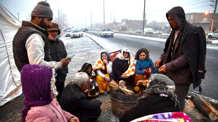 Gempa berkekuatan 5,9 di Khoy, Iran pada hari Sabtu (28/1) menyebabkan setidaknya dua orang tewas. Sebanyak 122 orang mengalami luka-luka. Begini kondisinya.