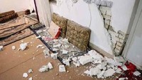Tembok bagian ruang tamu pun retak dan hancur. Iranian Red Crescent/Getty Images