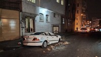 Gempa ini menyebabkan dua orang tewas dan ratusan orang lainnya terluka. Iranian Red Crescent/Getty Images