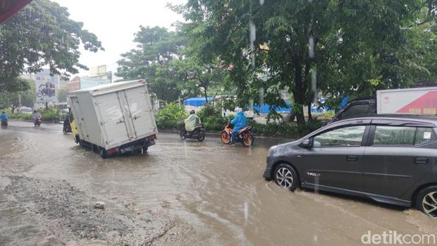 Jalan Hertasning-Aroepala Makassar rusak parah.