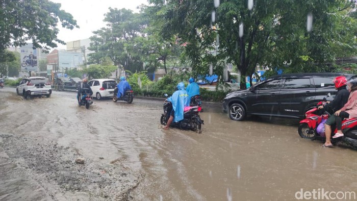 Jalan Hertasning-Aroepala Makassar rusak parah.