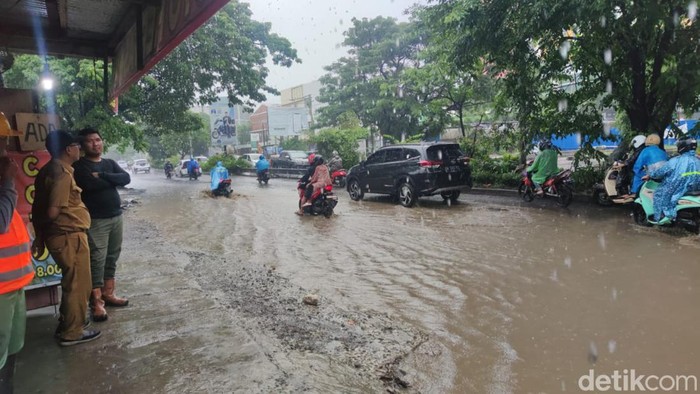 Jalan Hertasning-Aroepala Makassar rusak parah.