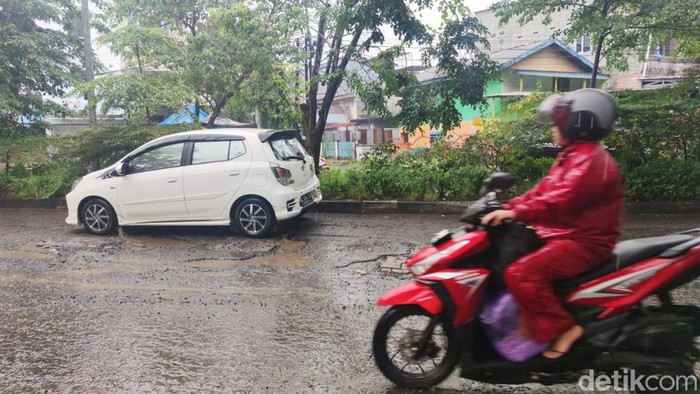 Jalan Hertasning-Aroepala Makassar rusak parah.