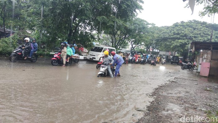 Jalan Hertasning-Aroepala Makassar rusak parah.
