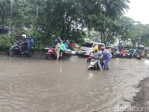 Jalan Hertasning-Aroepala Makassar Rusak, Pemotor Jatuh hingga Mobil Kandas