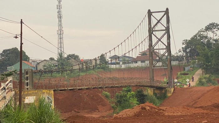 Jembata di Depok Jembatan di atas sungai yang viral hendak digusur. Lokasi di Bojongsari, Kota Depok, Jawa Barat, 30 Januari 2023.