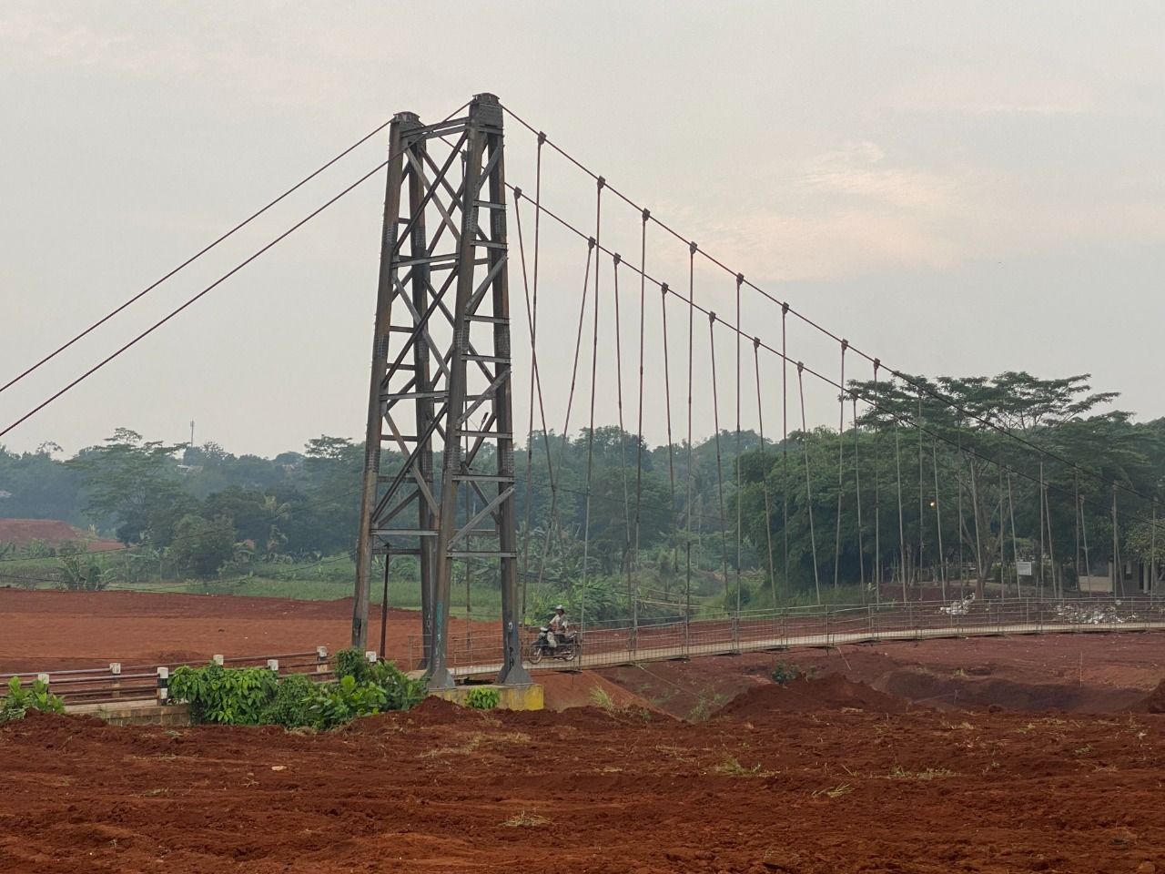 Jembatan di atas sungai yang viral hendak digusur. Lokasi di Bojongsari, Kota Depok, Jawa Barat, 30 Januari 2023.