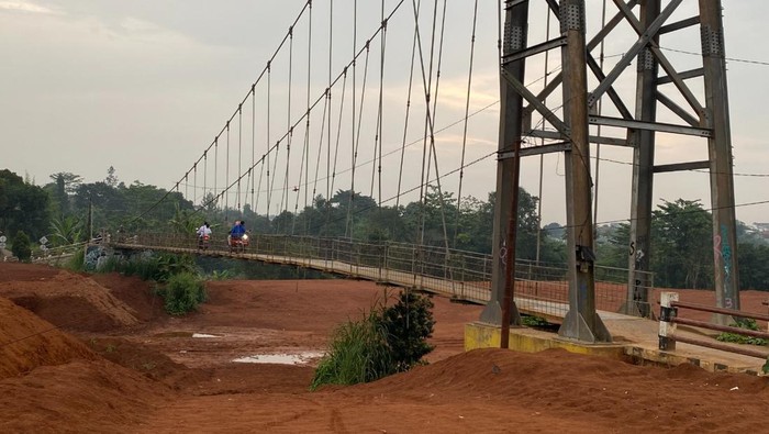 Jembatan di atas sungai yang viral hendak digusur. Lokasi di Bojongsari, Kota Depok, Jawa Barat, 30 Januari 2023.