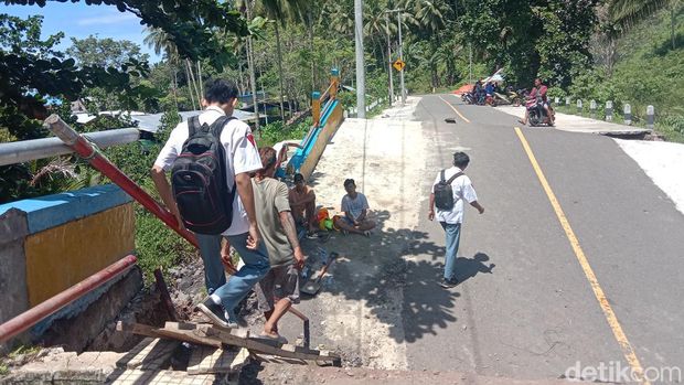 Jembatan di Minahasa Utara, Sulawesi Utara terputus.