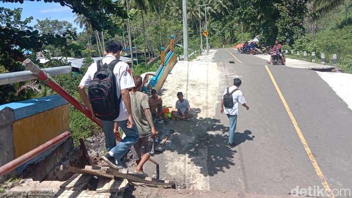 Jembatan di Minahasa Utara, Sulawesi Utara terputus. Jembatan di Minahasa Utara, Sulawesi Utara terputus.
